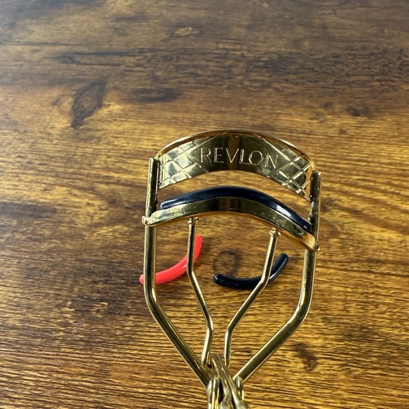 Revlon Gold Eyelash Curler with Red and Black Pads - Picture 2 of 4